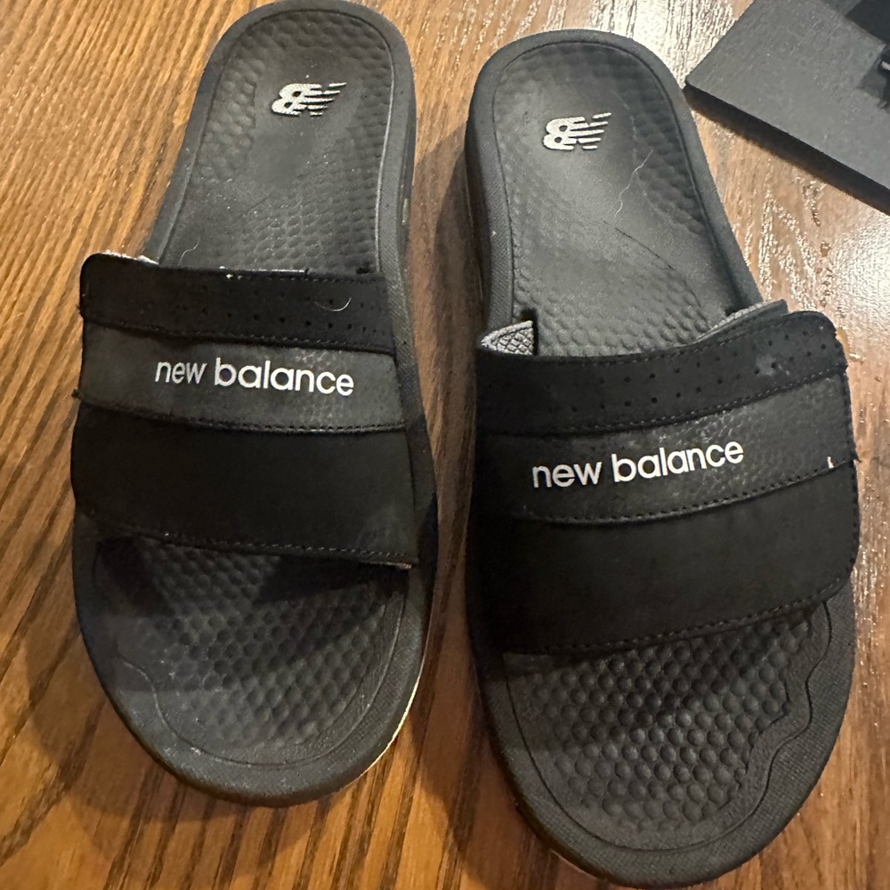Like new New Balance slides mens sz 9